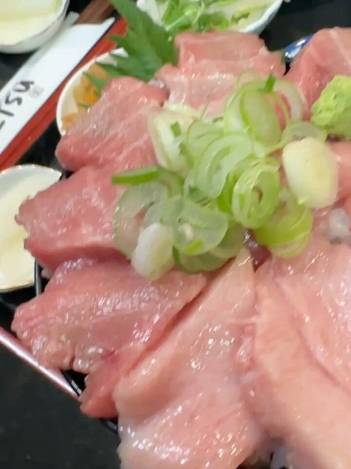 ⭕️豪華ゴージャス海鮮丼&本鮪希少部位脳天カマトロ丼がニュー